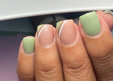Manicura con diseño verde y nude en LT Nails, Bayamón, Bayamón, PR.