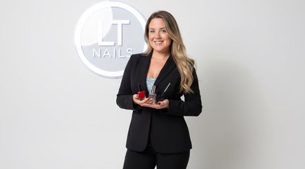 Profesional mostrando esmaltes en LT Nails, Bayamón, Bayamón, PR. Ideal para cuidado de uñas.