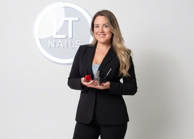 Profesional en LT Nails mostrando esmalte en Bayamón, Bayamón, PR.