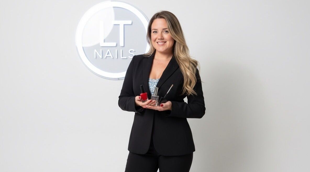 Profesional en LT Nails mostrando esmalte en Bayamón, Bayamón, PR.