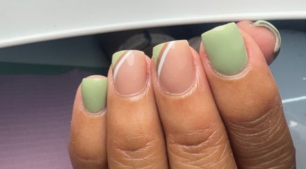 Uñas elegantes con diseño moderno en LT Nails, Bayamón, Bayamón, PR.