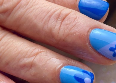Diseño de uñas azul con flores en LT Nails, Bayamón, Bayamón, PR.