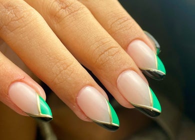 Manicura elegante en LT Nails, Bayamón, Bayamón, PR, con diseño moderno en tonos verde y negro.