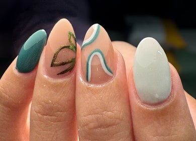 Diseños de uñas artísticos en LT Nails, Bayamón, Bayamón, PR, destacando originalidad y estilo único.