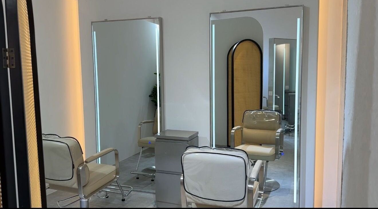 Chic and modern salon chairs with mirrors at Mès Maison, Singapore, SG, exuding luxury and style.