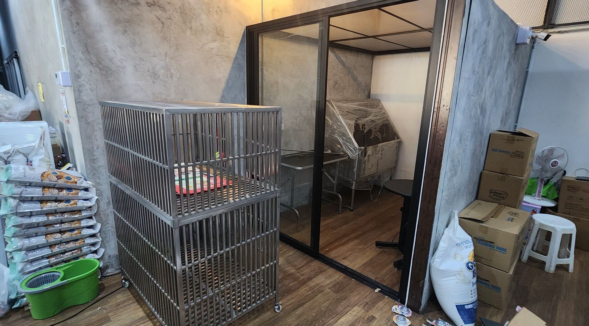 PurrPro Grooming's pet area with cages at สาขา เซ็นทรัล Eastville, Krung Thep Maha Nakhon, TH.