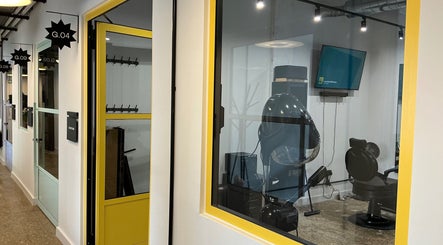 Shanstyling suite featuring modern chairs and decor in London, England, GB enhancing the wellness experience.