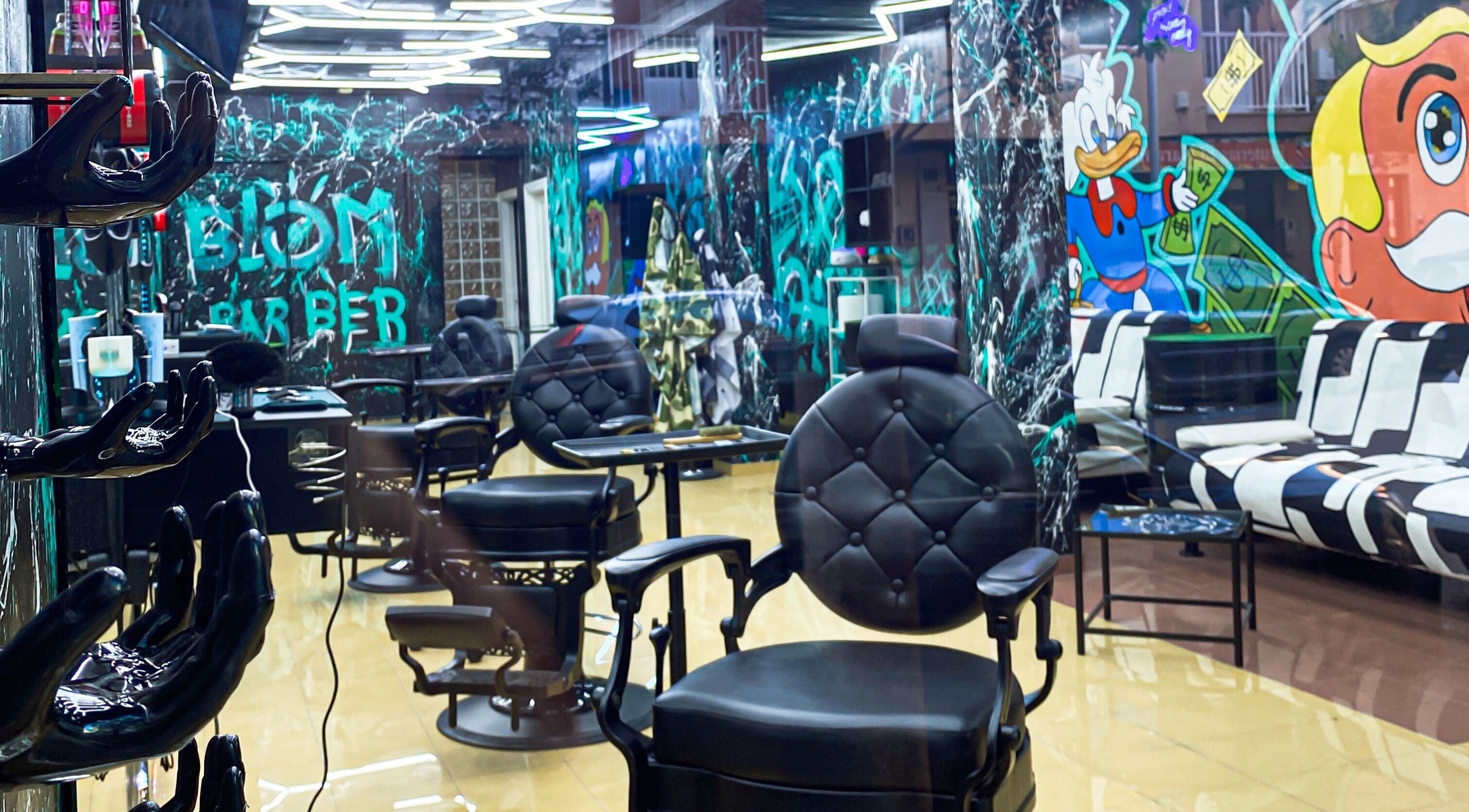 Interior contemporáneo de Blom Barber en Almería, Andalucía, ES, con sillas elegantes y arte urbano vibrante.