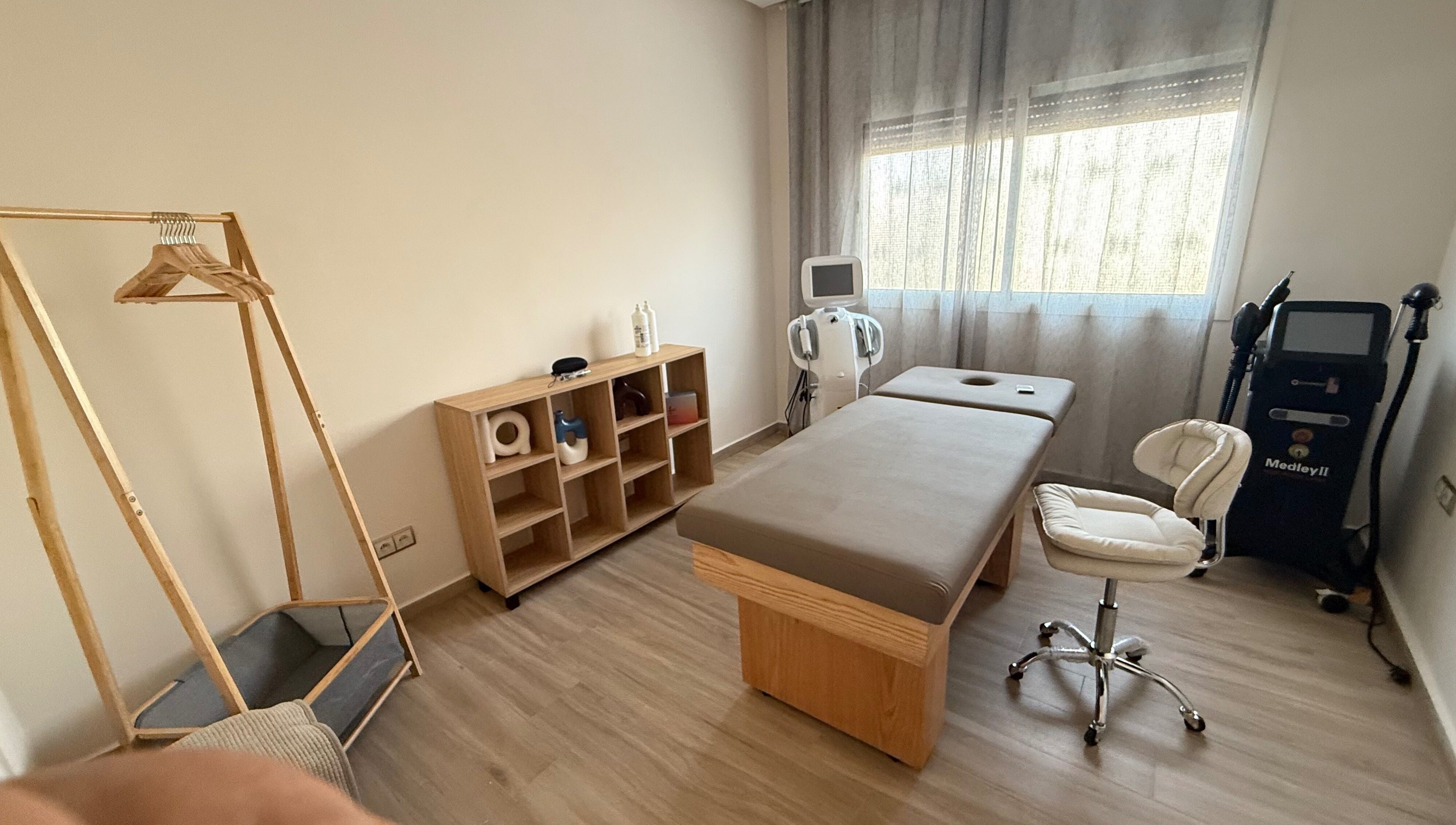 Salle de soin moderne à L’Escale de Beauté, Salé, Rabat-salé-kénitra, MA, avec table de massage et équipements.