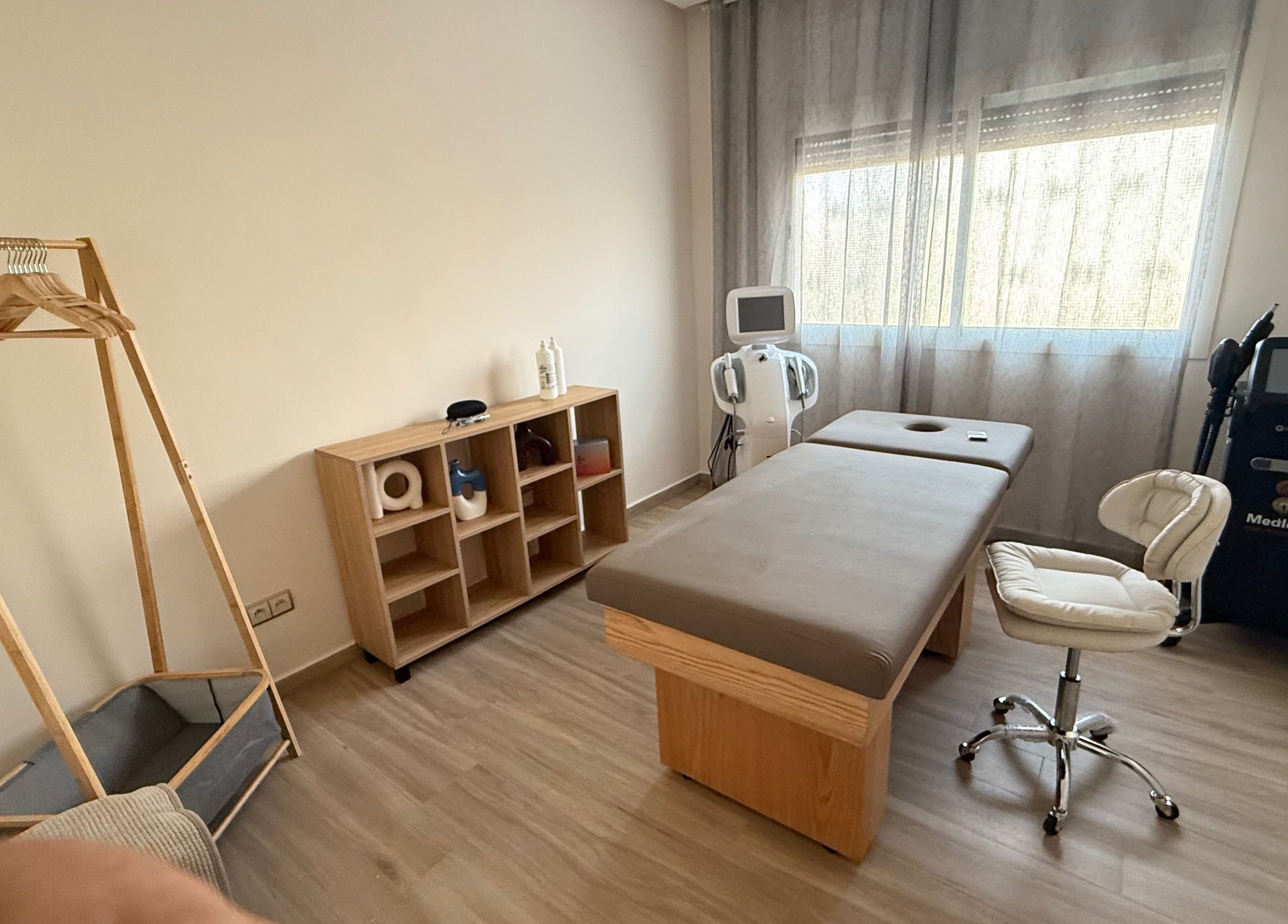 Salle de soin moderne à L’Escale de Beauté, Salé, Rabat-salé-kénitra, MA, avec table de massage et équipements.