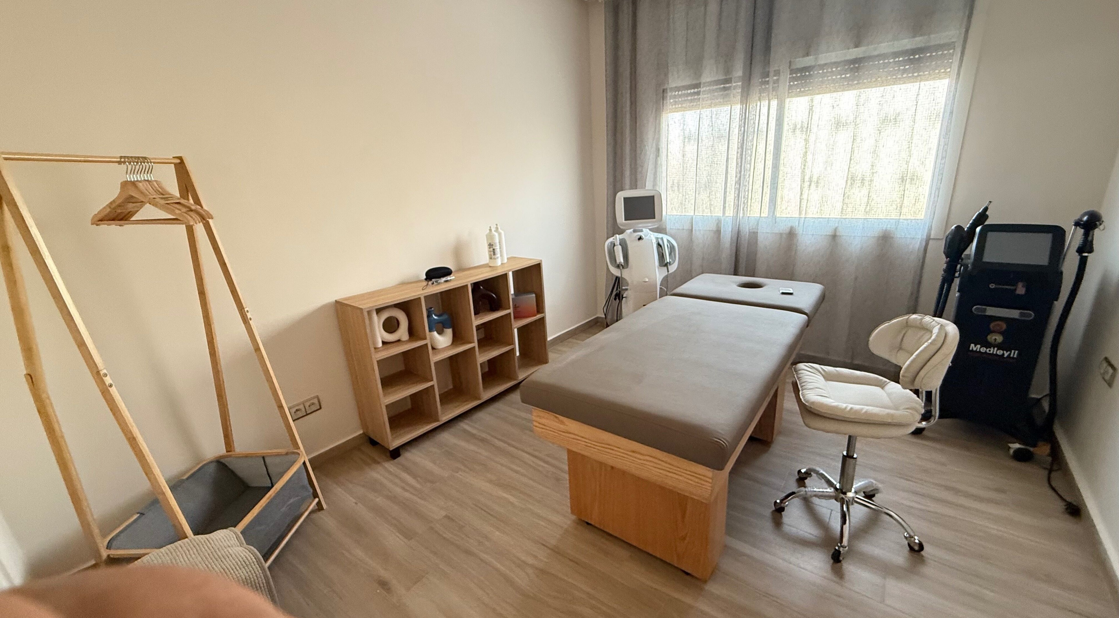 Salle de soin moderne à L’Escale de Beauté, Salé, Rabat-salé-kénitra, MA, avec table de massage et équipements.