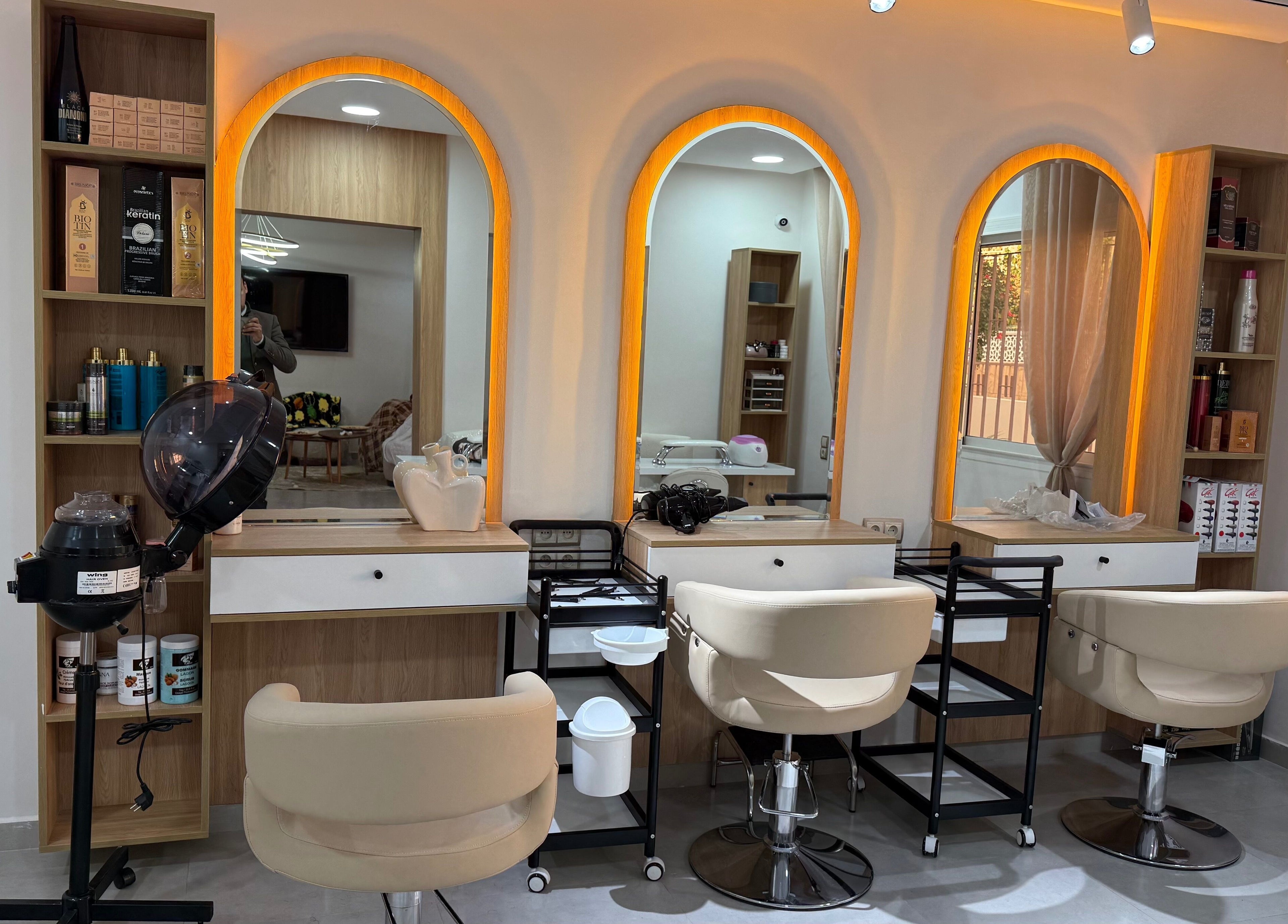 Intérieur lumineux du salon de coiffure à L'Escale de Beauté, Salé, Rabat-salé-kénitra, MA.