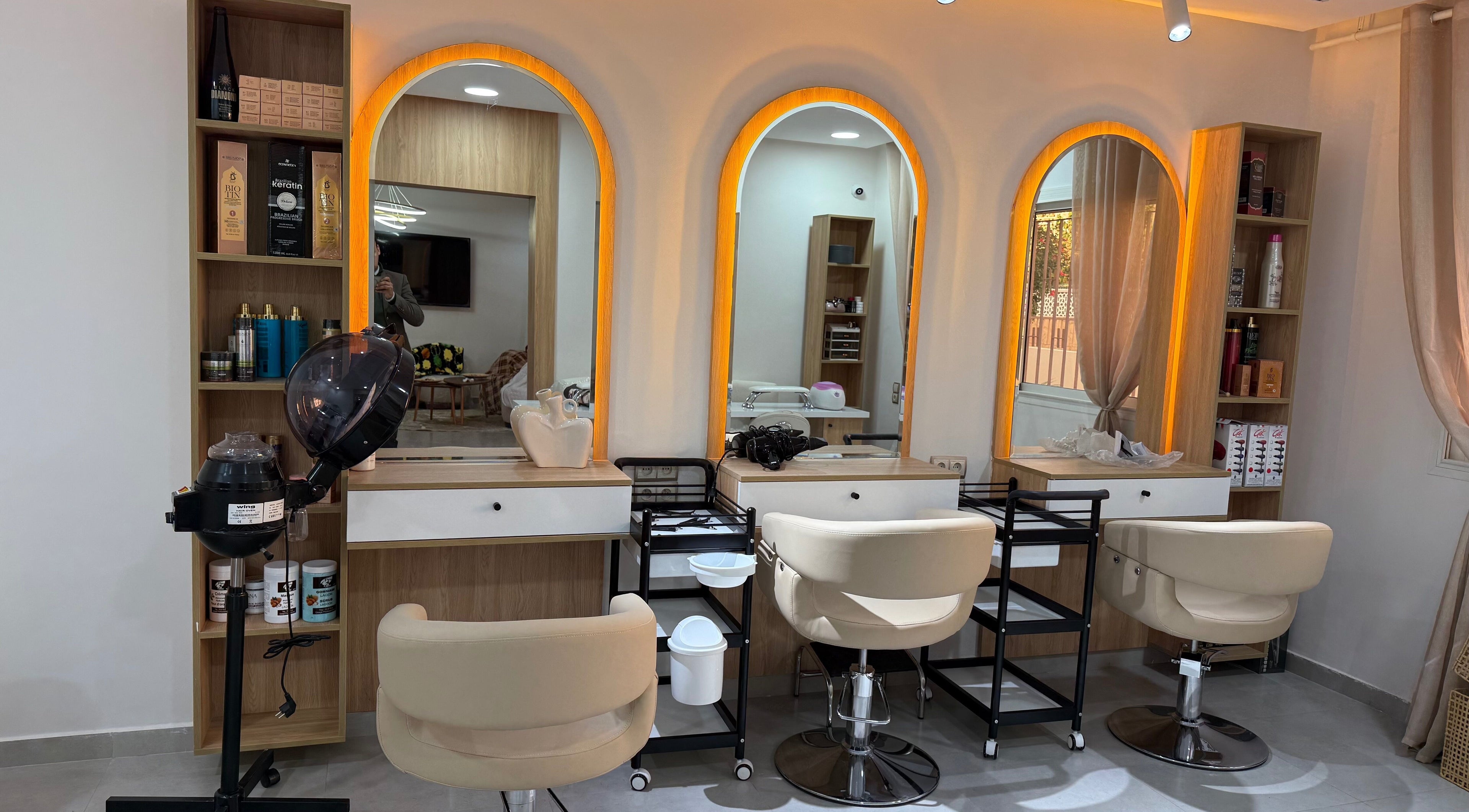 Intérieur lumineux du salon de coiffure à L'Escale de Beauté, Salé, Rabat-salé-kénitra, MA.