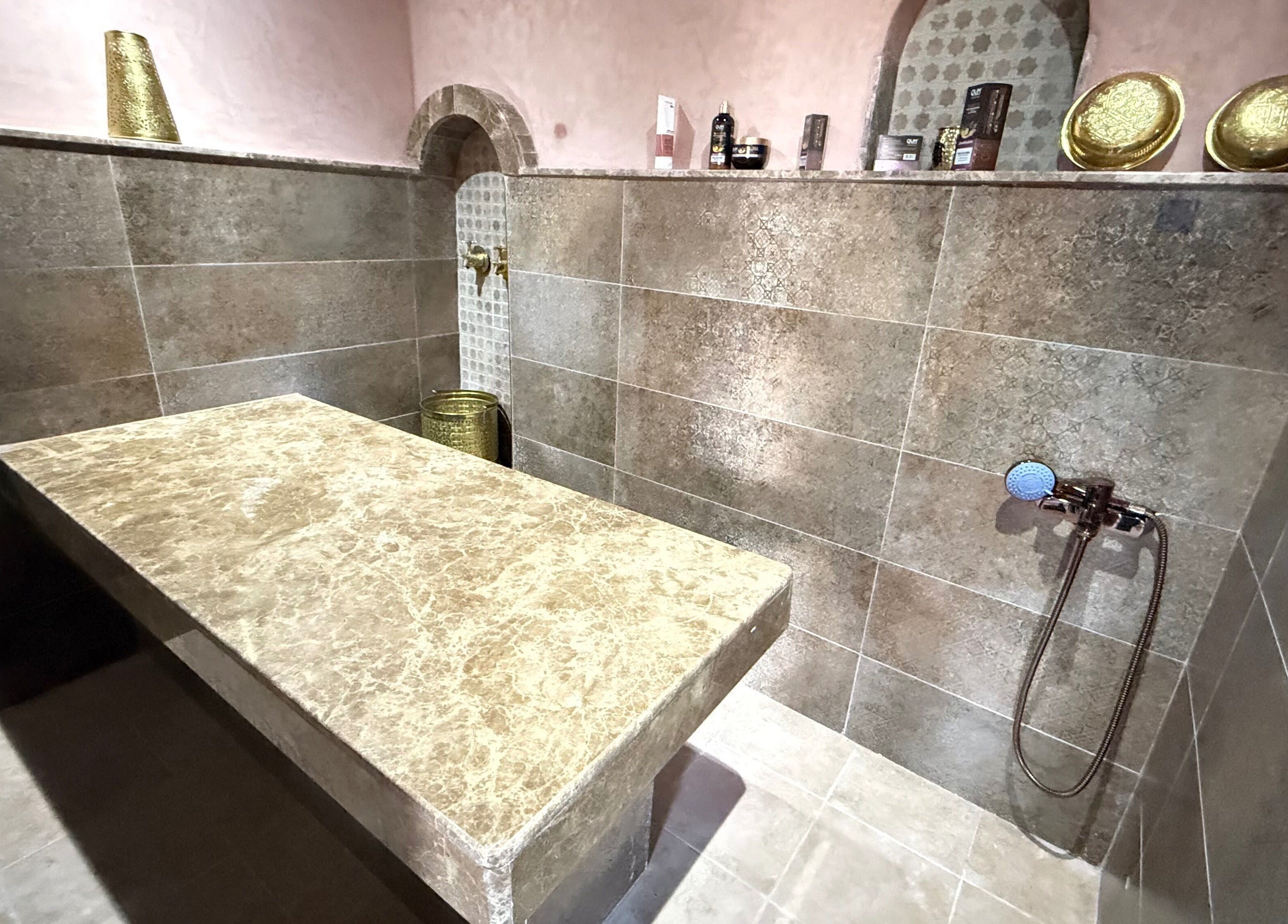 Salle de hammam élégante à L’Escale de Beauté, Salé, Rabat-salé-kénitra, MA, avec murs en pierre raffinés.
