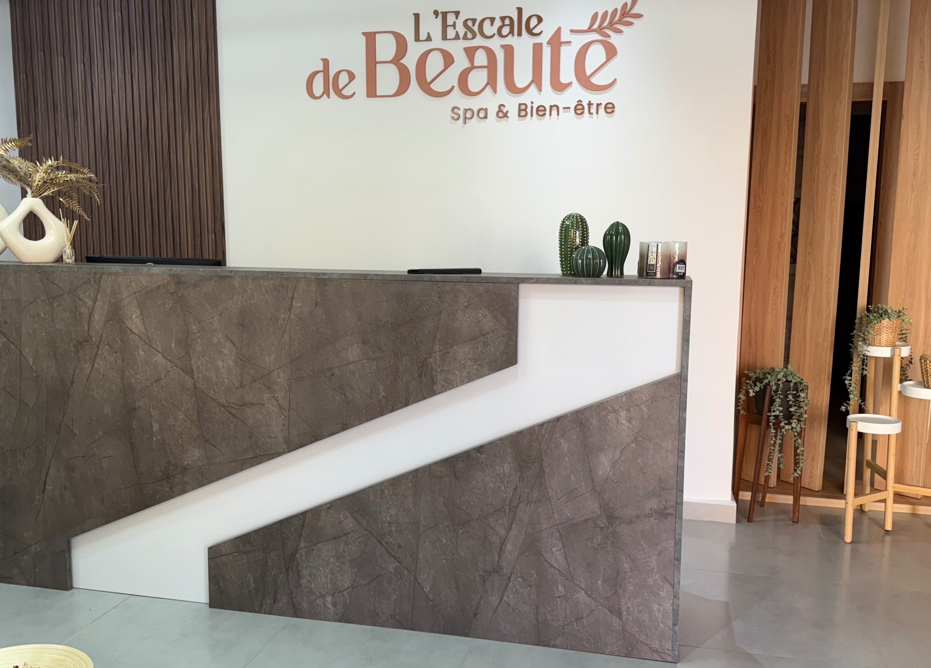 Réception moderne de L’Escale de Beauté à Salé, Rabat-salé-kénitra, MA, avec décor sophistiqué.
