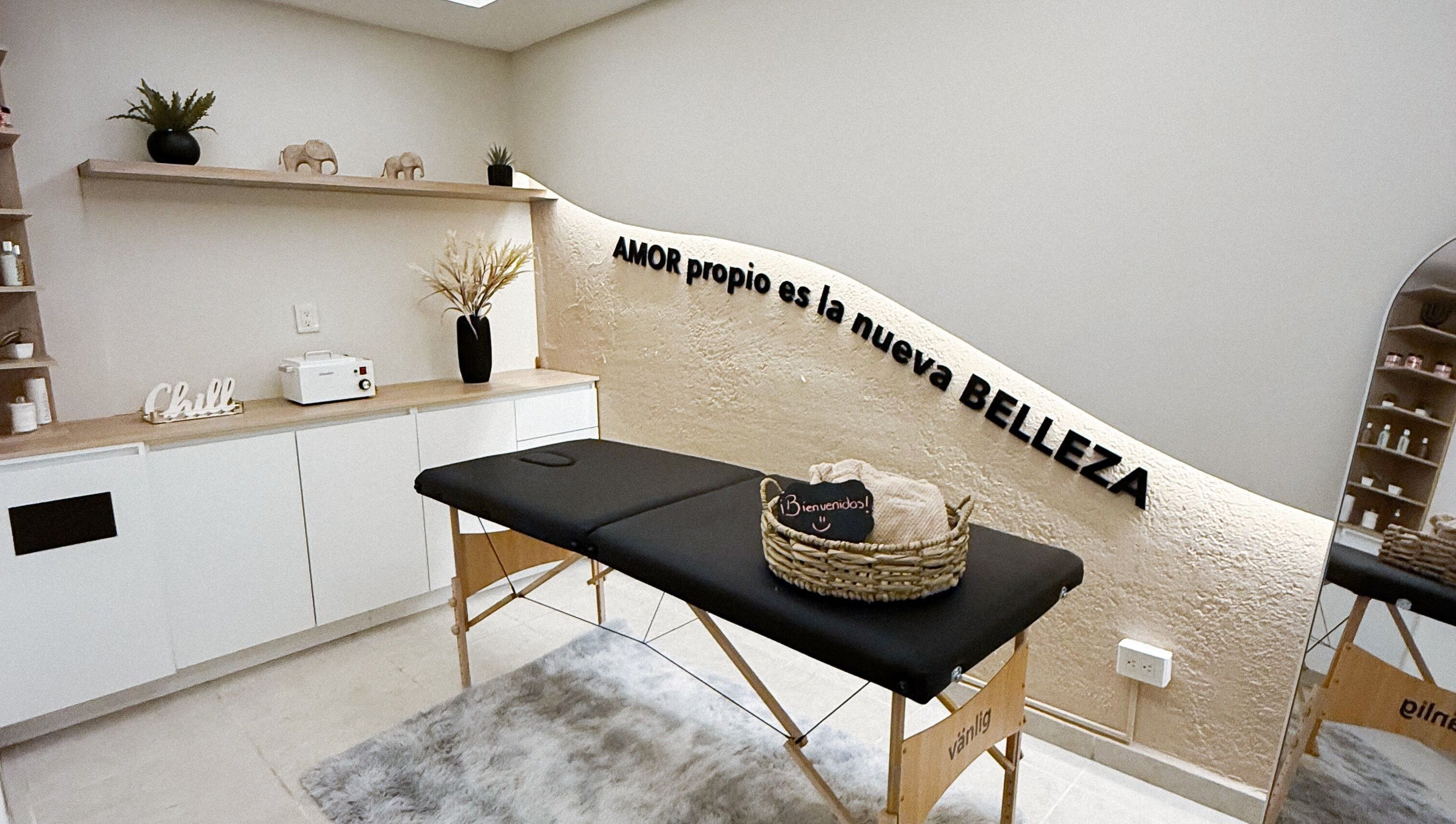 Sala de tratamiento en Douskin Mexico, León De Los Aldama, Guanajuato, MX, con decoración minimalista y mensaje inspirador.