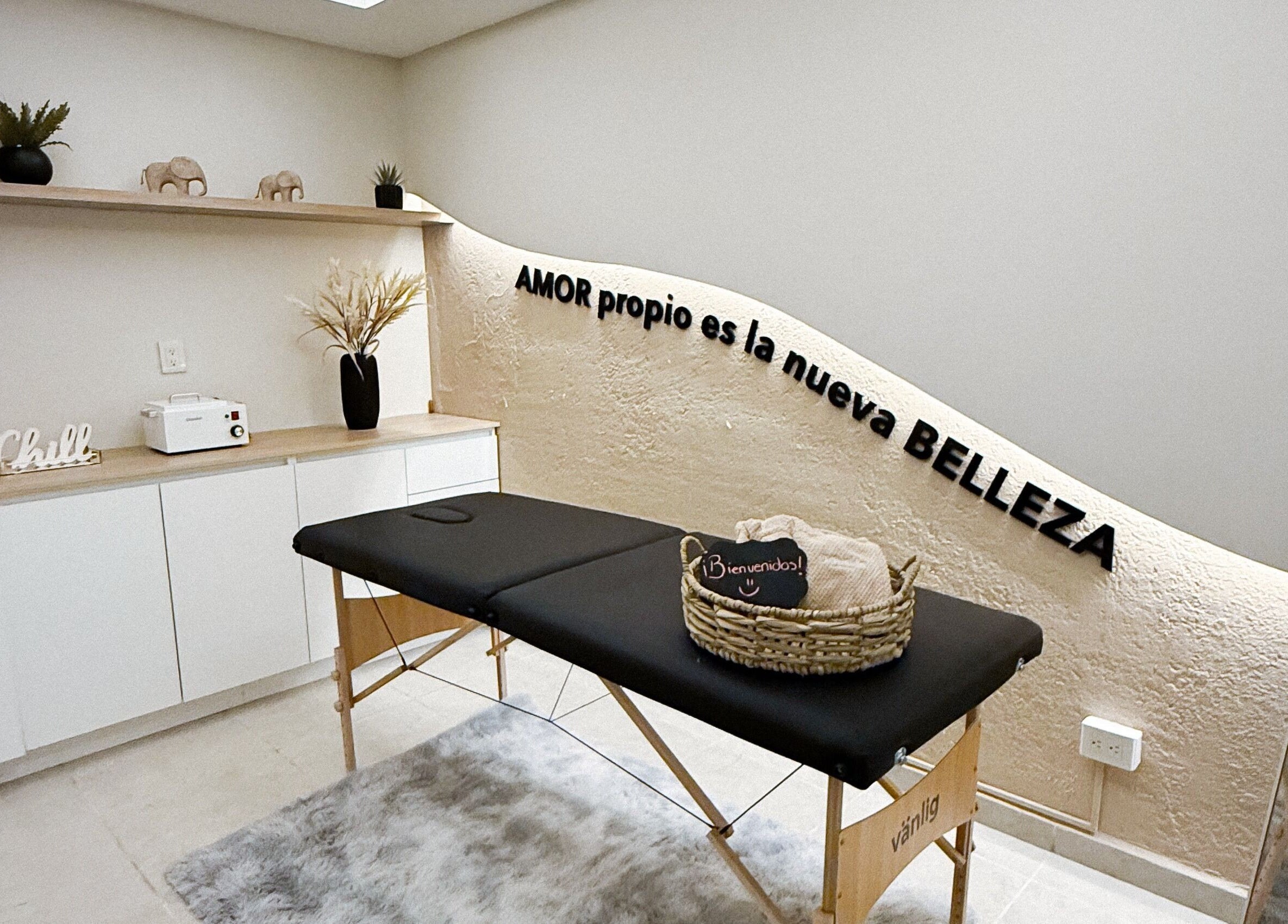 Sala de tratamiento en Douskin Mexico, León De Los Aldama, Guanajuato, MX, con decoración minimalista y mensaje inspirador.