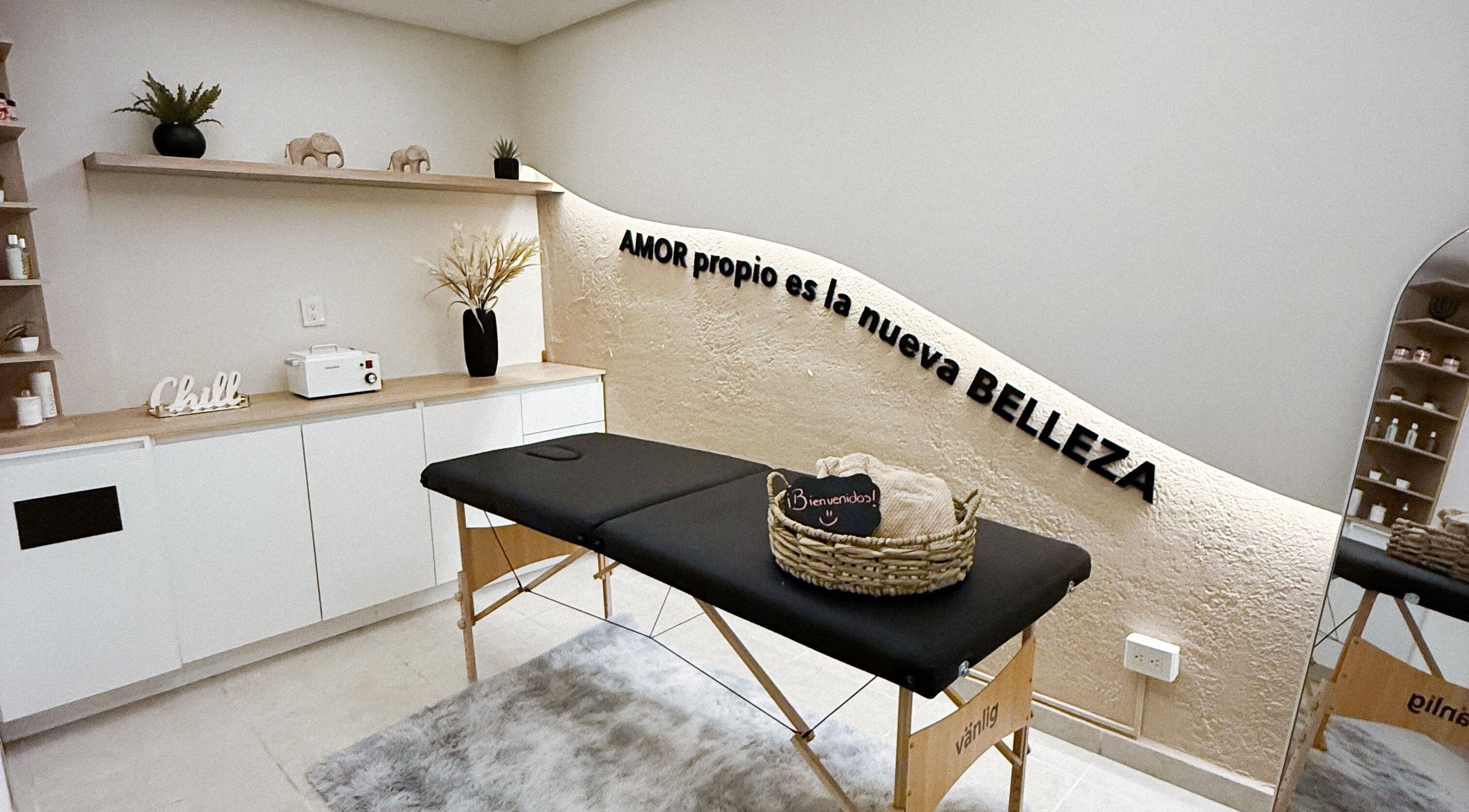 Sala de tratamiento en Douskin Mexico, León De Los Aldama, Guanajuato, MX, con decoración minimalista y mensaje inspirador.