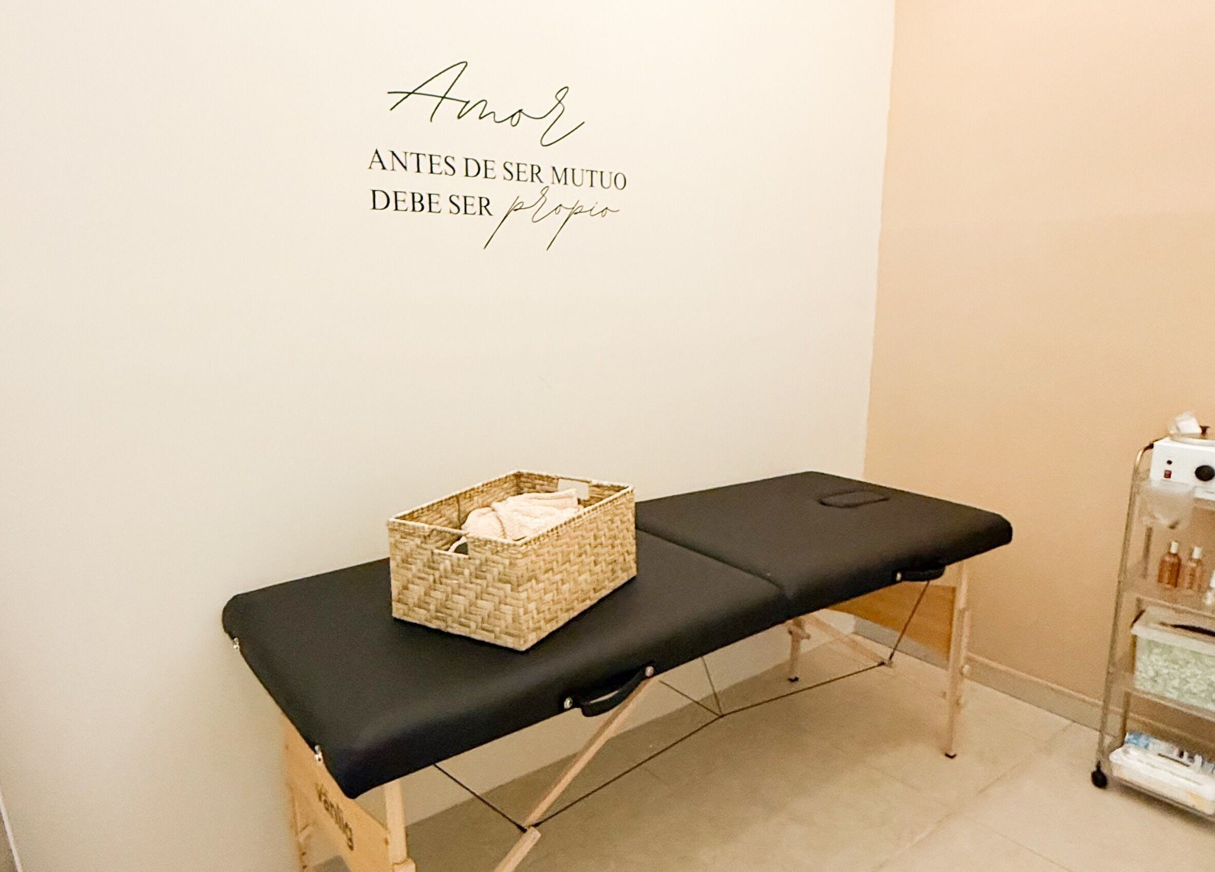 Sala de tratamiento de Douskin Mexico en León De Los Aldama, Guanajuato, MX equipada para masajes relajantes.