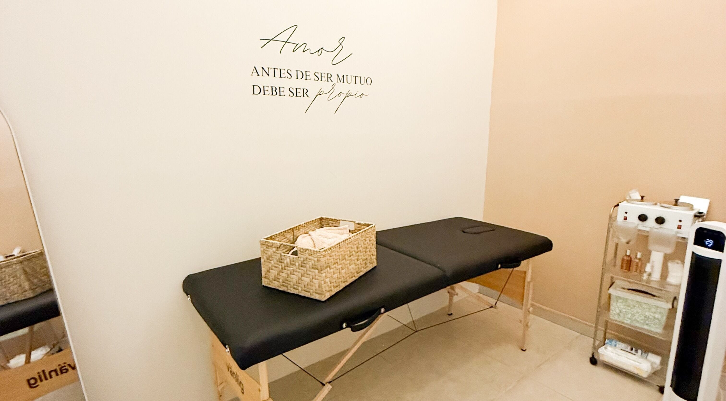 Sala de tratamiento de Douskin Mexico en León De Los Aldama, Guanajuato, MX equipada para masajes relajantes.