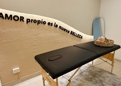 Sala de masajes en Douskin Mexico, León De Los Aldama, Guanajuato, MX, con lema 'Amor propio es la nueva belleza'.