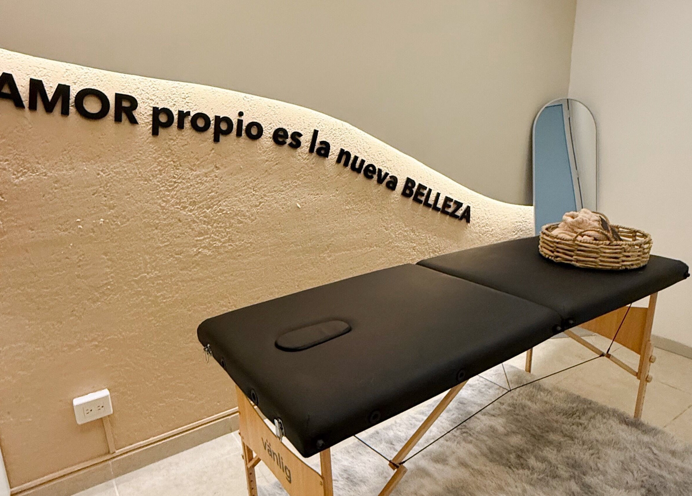 Sala de masajes en Douskin Mexico, León De Los Aldama, Guanajuato, MX, con lema 'Amor propio es la nueva belleza'.