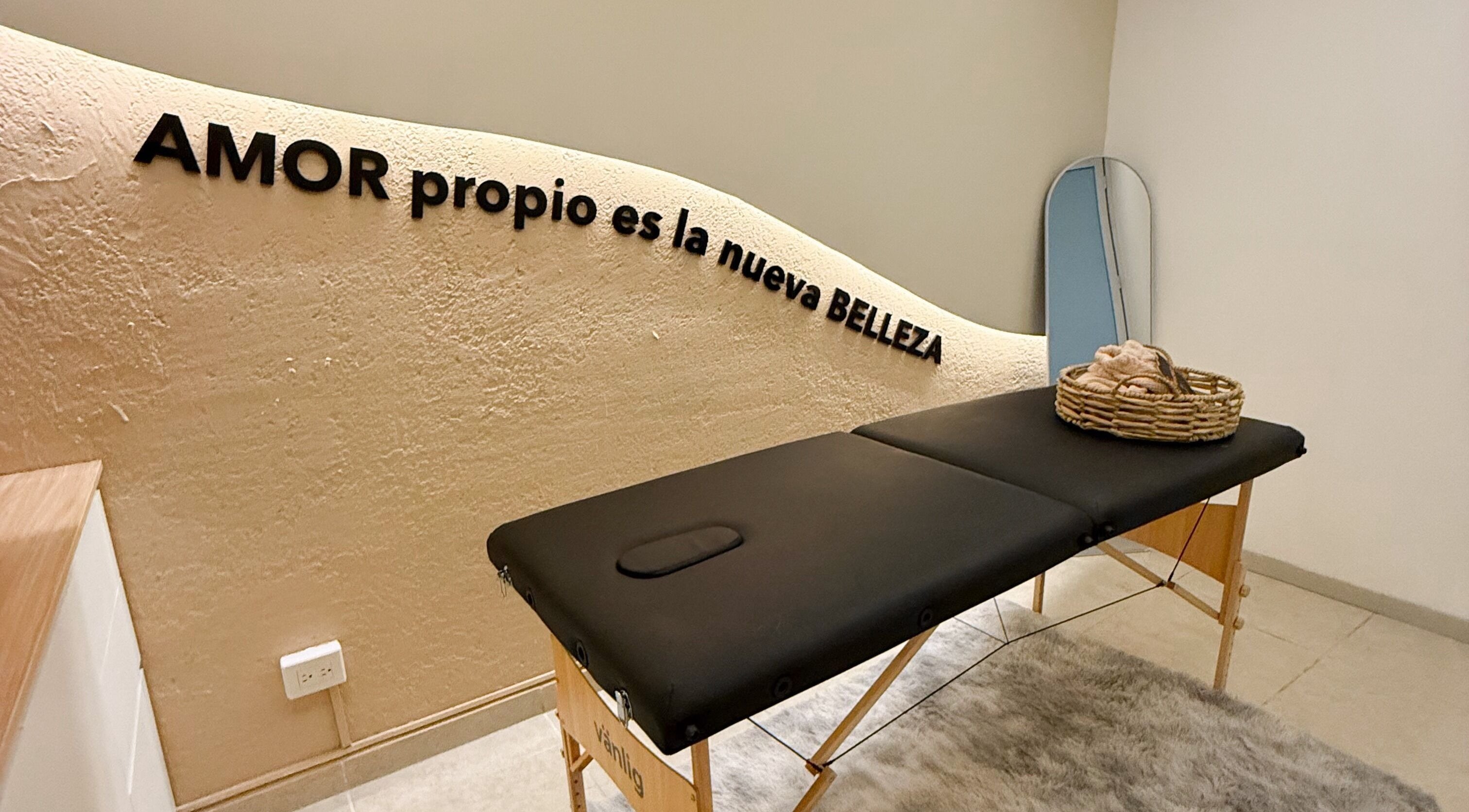 Sala de masajes en Douskin Mexico, León De Los Aldama, Guanajuato, MX, con lema 'Amor propio es la nueva belleza'.