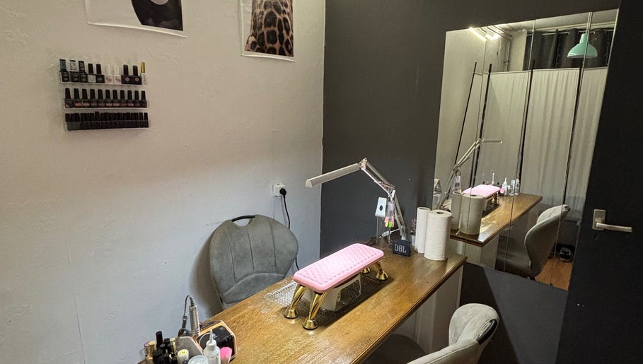 Gezellig nagelstudio bij D’luxe nailed in Hellevoetsluis, Zuid-Holland, NL met stijlvolle interieur details.