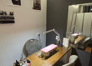Gezellig nagelstudio bij D’luxe nailed in Hellevoetsluis, Zuid-Holland, NL met stijlvolle interieur details.