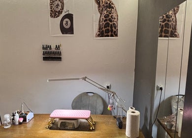 Elegante nageltafel bij D’luxe nailed, Hellevoetsluis, Zuid-holland, NL met moderne lamp en kunst aan de muur.