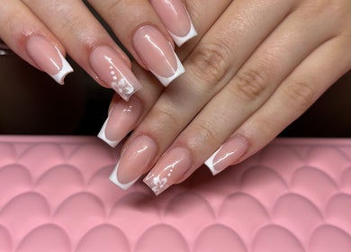 Elegante French manicure met bloemen bij D’luxe nailed, Hellevoetsluis, Zuid-Holland, NL.