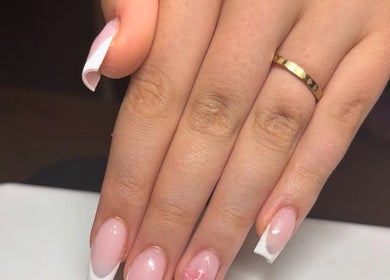 Franse manicure bij D’luxe nailed in Hellevoetsluis, Zuid-Holland, NL, toont verfijnde nail art.