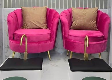 Luxurious pink pedicure chairs at Beautique Umhlanga, Durban, ZA for ultimate relaxation.