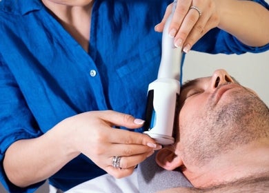 Tratamento facial especializado no SVELTE em Portimão, Faro, PT. Profissional usando aparelho moderno.