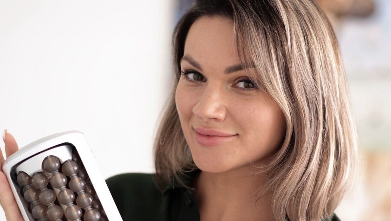 Cliente feliz com massajador em SVELTE, Portimão, Faro, PT, destacando cuidados de bem-estar.