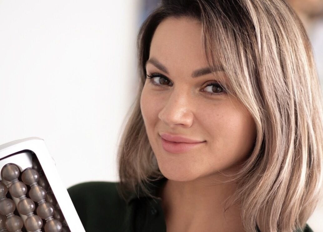 Cliente feliz com massajador em SVELTE, Portimão, Faro, PT, destacando cuidados de bem-estar.