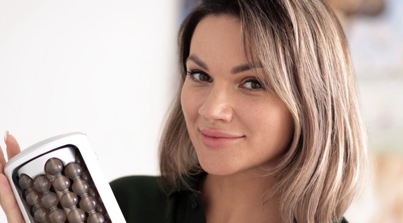 Cliente feliz com massajador em SVELTE, Portimão, Faro, PT, destacando cuidados de bem-estar.