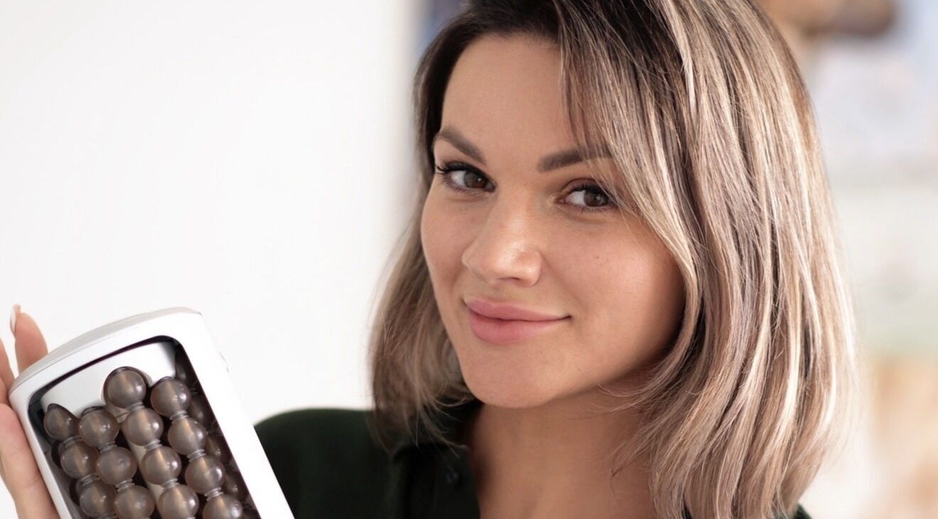 Cliente feliz com massajador em SVELTE, Portimão, Faro, PT, destacando cuidados de bem-estar.