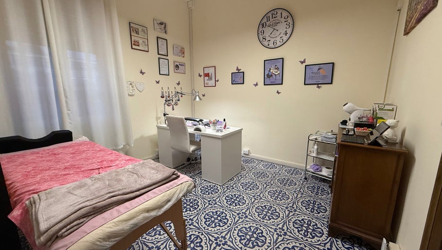 Interno di Beauty Lab di Chiara Nurra, Sassari, Sardegna, IT, con letto per trattamenti e scrivania.