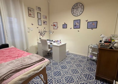 Interno di Beauty Lab di Chiara Nurra, Sassari, Sardegna, IT, con letto per trattamenti e scrivania.