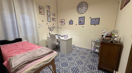 Interno di Beauty Lab di Chiara Nurra, Sassari, Sardegna, IT, con letto per trattamenti e scrivania.