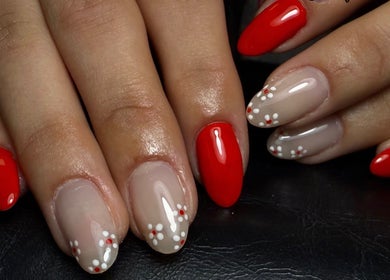 Design moderno di unghie rosse e nude a Beauty Lab di Chiara Nurra, Sassari, Sardegna, IT.