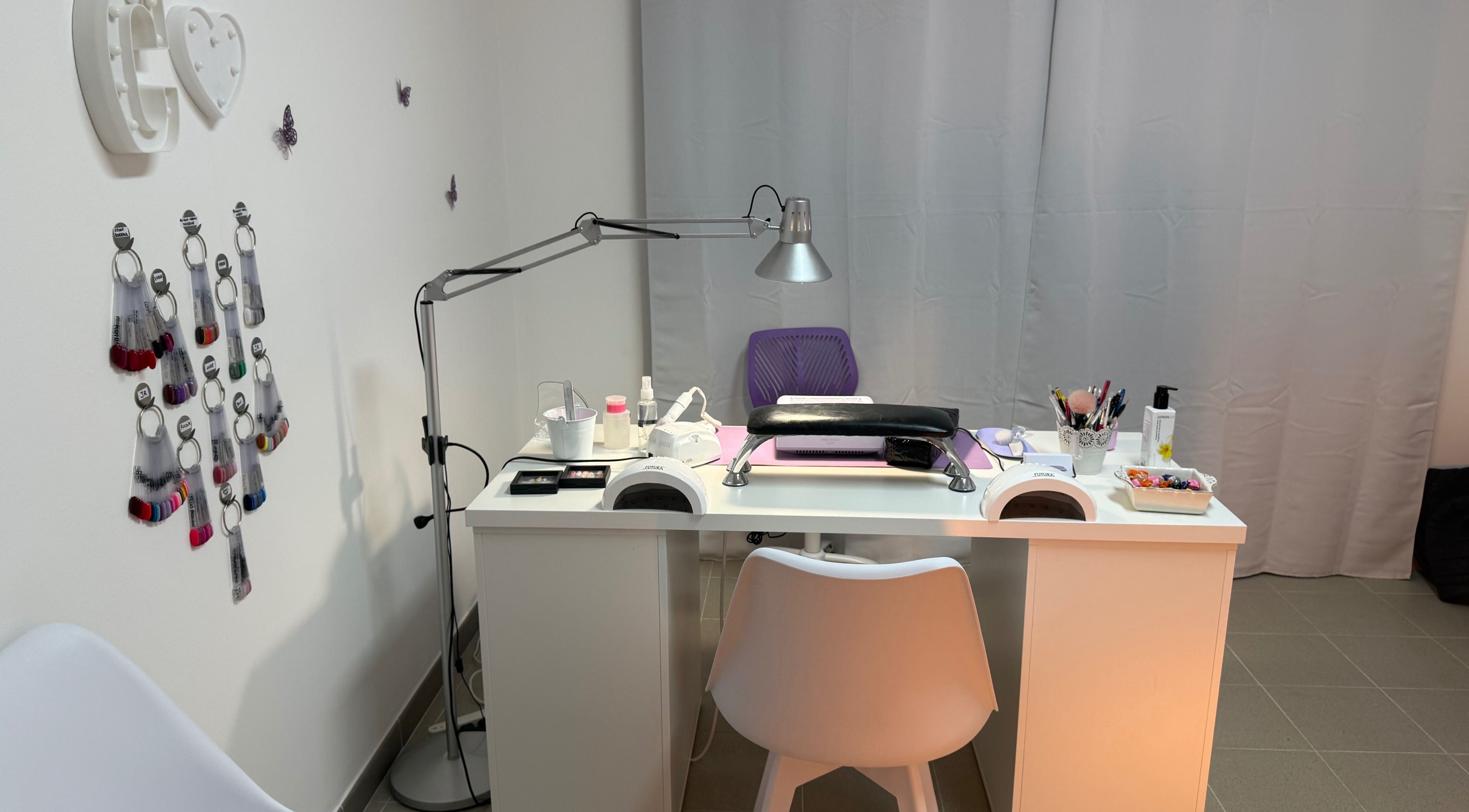 Postazione manicure moderna presso Beauty Lab Di Chiara Nurra, Li Punti, Sardegna, IT.