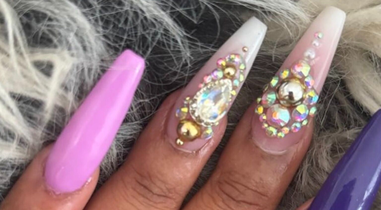 Manucure décorative étincelante chez Lady Nailz, Les Abymes, Grande-terre, GP.