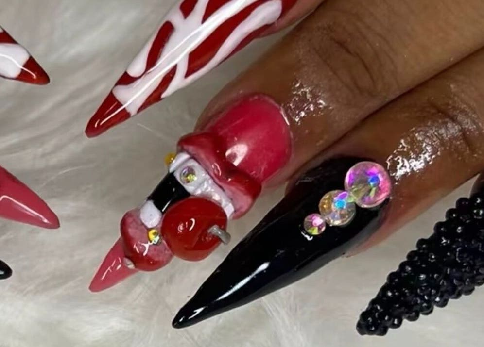 Art d'ongles coloré avec strass chez Lady Nailz, Les Abymes, Grande-terre, GP.