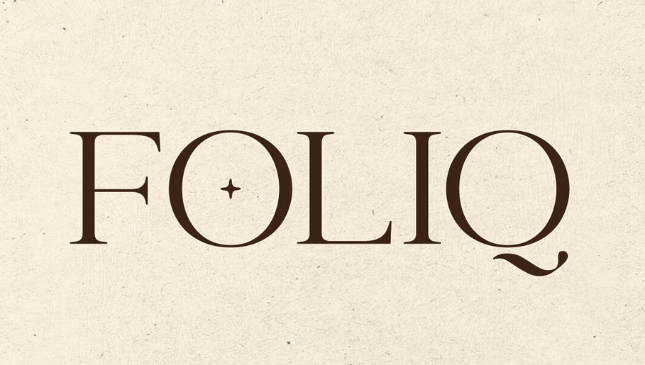 Logo salonu FOLIQ, Lublin, Województwo Lubelskie, PL na teksturowanym tle.