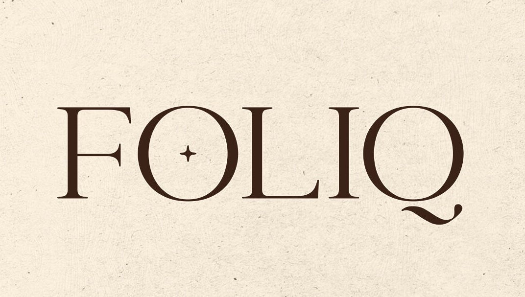 Logo salonu FOLIQ, Lublin, Województwo Lubelskie, PL na teksturowanym tle.