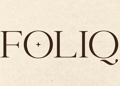Logo salonu FOLIQ, Lublin, Województwo Lubelskie, PL na teksturowanym tle.