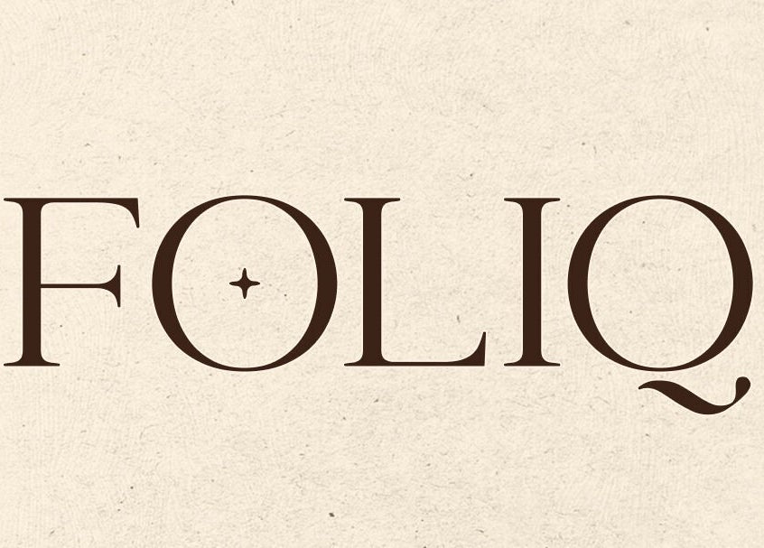 Logo salonu FOLIQ, Lublin, Województwo Lubelskie, PL na teksturowanym tle.