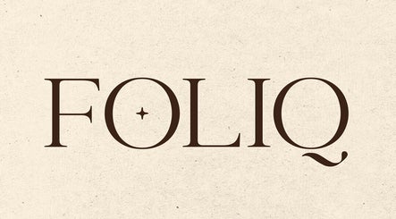 Logo salonu FOLIQ, Lublin, Województwo Lubelskie, PL na teksturowanym tle.